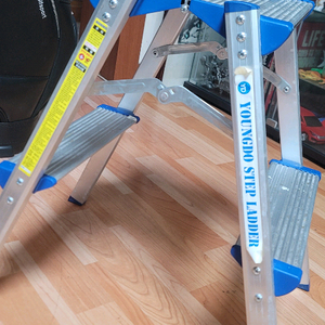 영도산업 NT-2단 사다리영동 2단 접이식 스텝 사다리제품 주요 특징 (NT-02 모델)단수: 2단사용 높이: 약