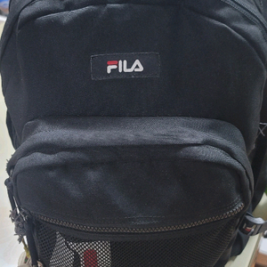 휠라 블랙 백팩입니다- 넉넉한 수납공간이 특징입니다- 편안한 착용감을 제공합니다학생 가방이나 캐주얼 스타일에 잘 어