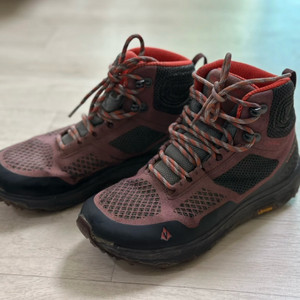 [미드컷 등산화] 미국 아웃도어 브랜드 바스큐 235mm
