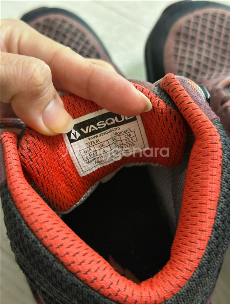 [미드컷 등산화] 미국 아웃도어 브랜드 바스큐 235mm--3