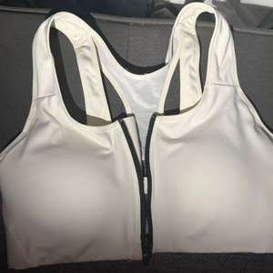 나이키 화이트 앞 지퍼 스포츠 브라 90(L)