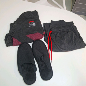 새제품 / 카타르항공 F1 잠옷 + 슬리퍼 세트 / 바지&티셔츠 / 비지니스 클래스 추리닝 츄리닝 홈웨어