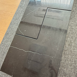 블랙 대리석 테이블