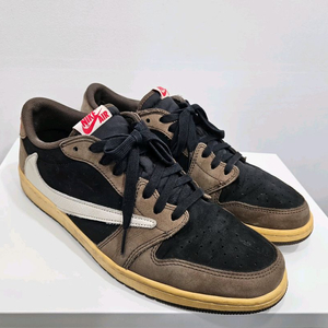 나이키 에어 조던 1 트래비스 스캇 레트로 로우 모카 300mm 이미지