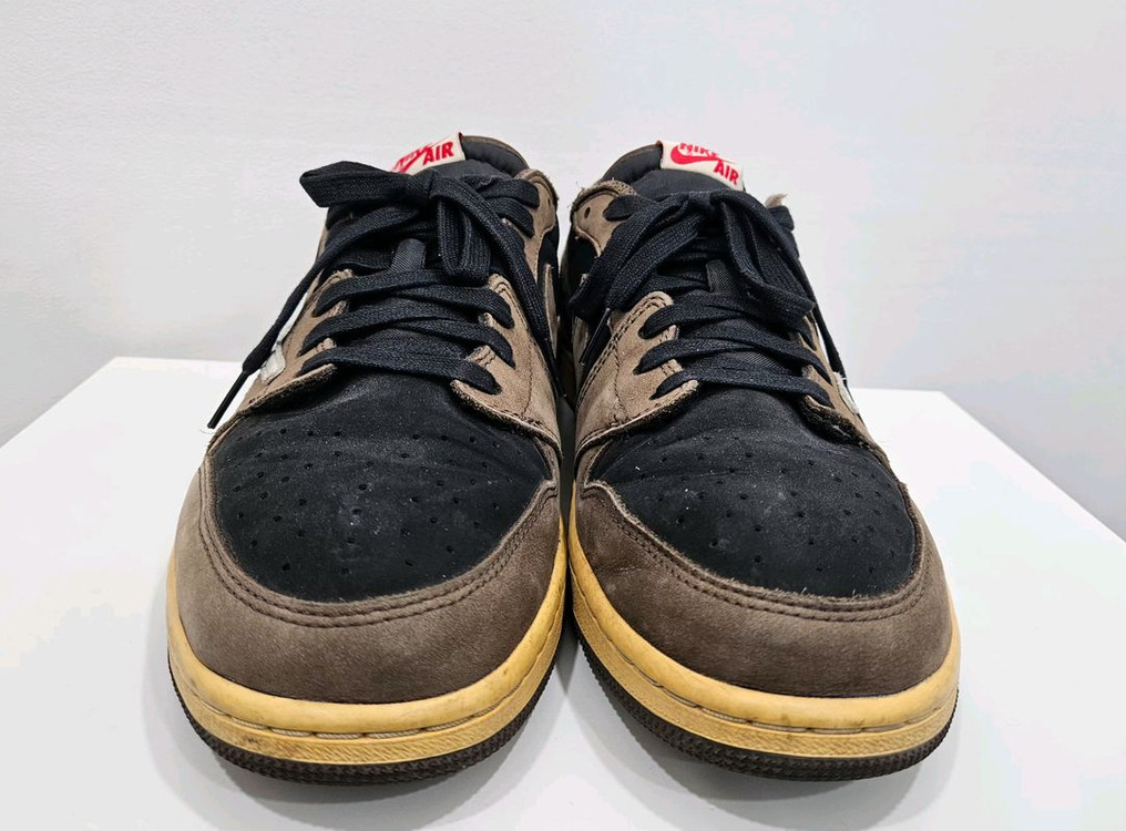 나이키 에어 조던 1 트래비스 스캇 레트로 로우 모카 300mm 이미지
