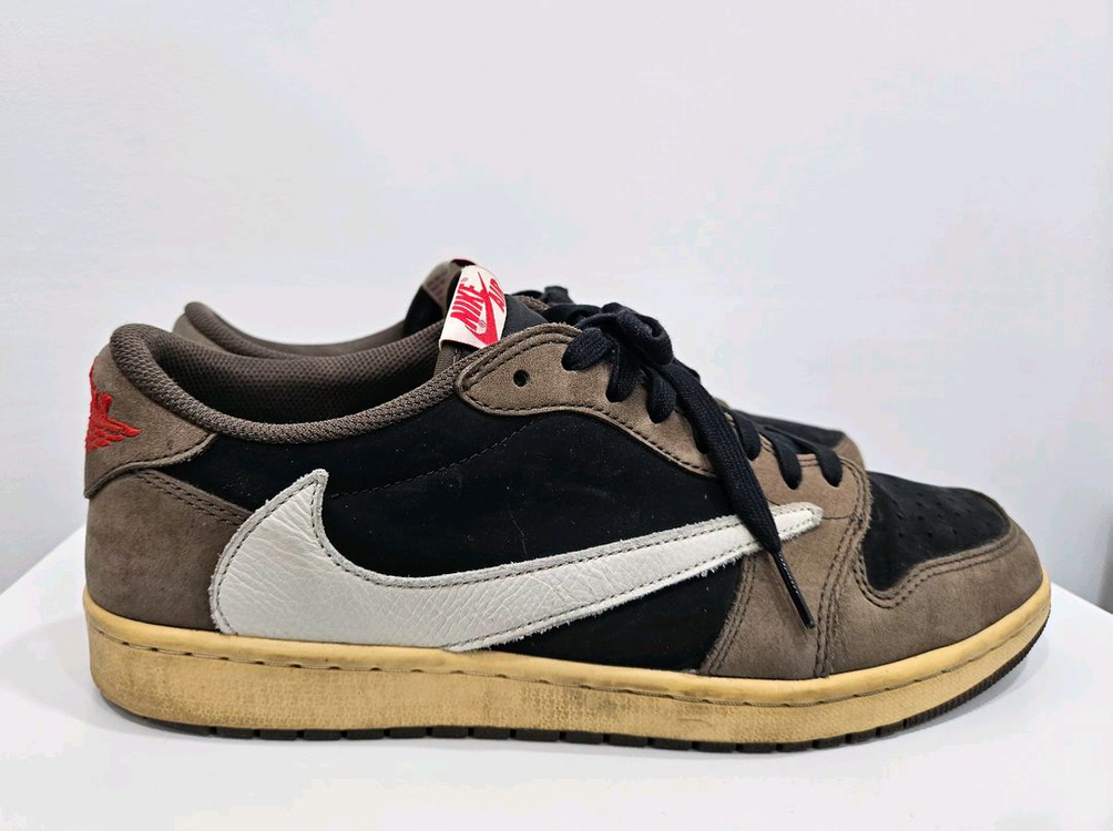 나이키 에어 조던 1 트래비스 스캇 레트로 로우 모카 300mm 이미지