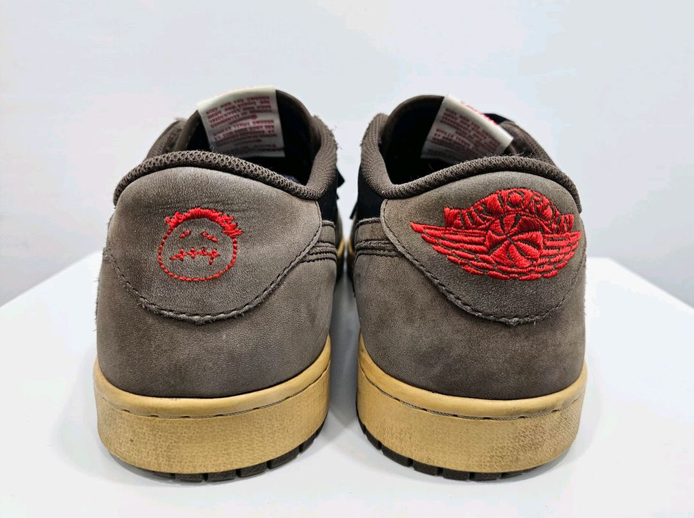 나이키 에어 조던 1 트래비스 스캇 레트로 로우 모카 300mm 이미지