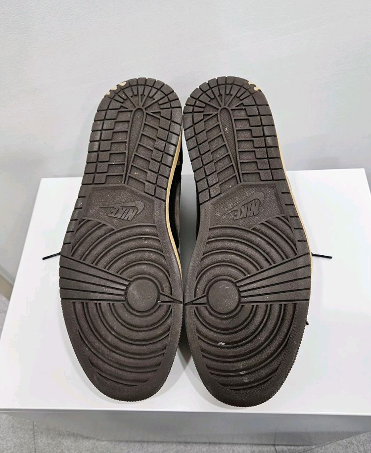 나이키 에어 조던 1 트래비스 스캇 레트로 로우 모카 300mm 이미지