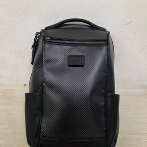 투미 왓킨스 탄소섬유, 가죽