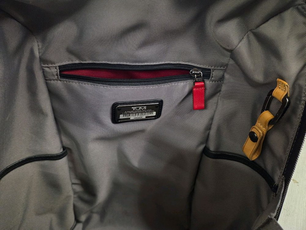 투미 왓킨스 탄소섬유, 가죽--6