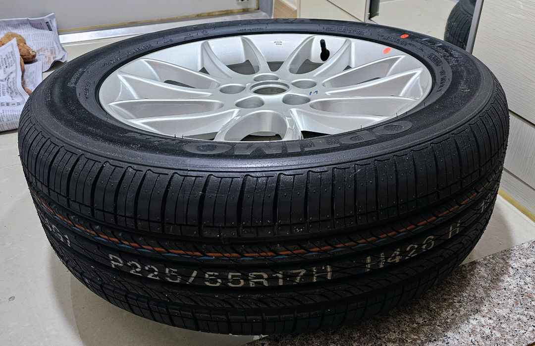 신품)제네시스 BH 17인치 국화휠 타이어 판매합니다 이미지