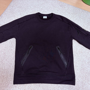 CP컴퍼니 포켓 맨투맨 블랙 S (95)