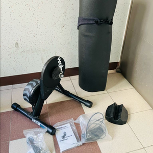 와후 키커코어 스마트트레이너. 실내용 스마트로라. 고정로라. 사진과 같이 바닥매트와 구성품 포함.