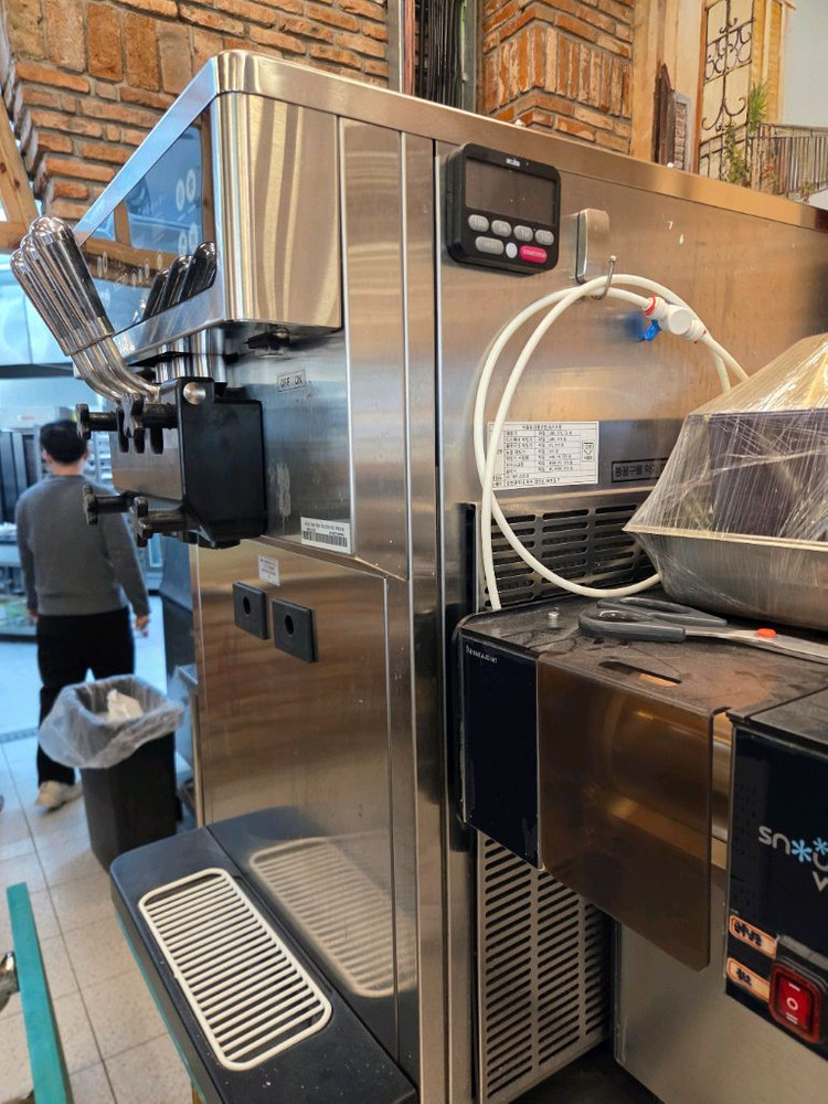 아이스트로 ISI-163TT 3구 소프트 아이스크림 기계 22년식--2