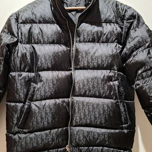 디올 패딩 이미지