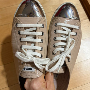 미우미우 메탈토 스니커즈 이미지