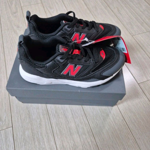 쿨거래시 6만2천택포! 미착용이고 택있는 새제품 뉴발란스 키즈 와이드 편한운동화 사이즈 190 (남아여아공용)