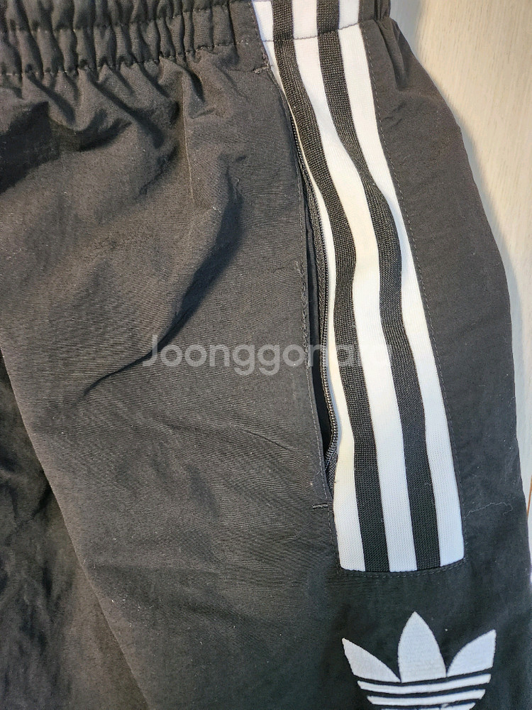 아디다스 우븐 트레이닝 조거 팬츠 사이즈xl사용감 있지만 오염 하자는 없어요^^여러 중고사이트에도 같이 판매하고 있--14