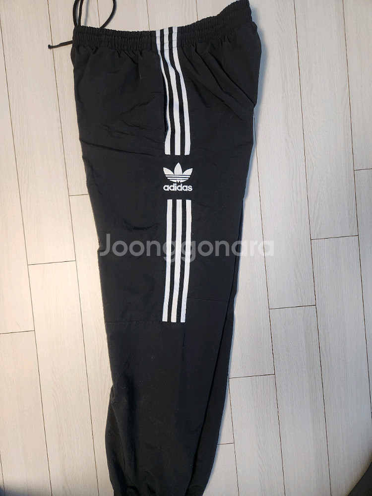 아디다스 우븐 트레이닝 조거 팬츠 사이즈xl사용감 있지만 오염 하자는 없어요^^여러 중고사이트에도 같이 판매하고 있--18