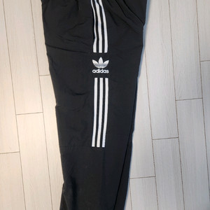 아디다스 우븐 트레이닝 조거 팬츠 사이즈xl사용감 있지만 오염 하자는 없어요^^여러 중고사이트에도 같이 판매하고 있