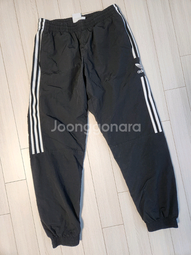 아디다스 우븐 트레이닝 조거 팬츠 사이즈xl사용감 있지만 오염 하자는 없어요^^여러 중고사이트에도 같이 판매하고 있--1