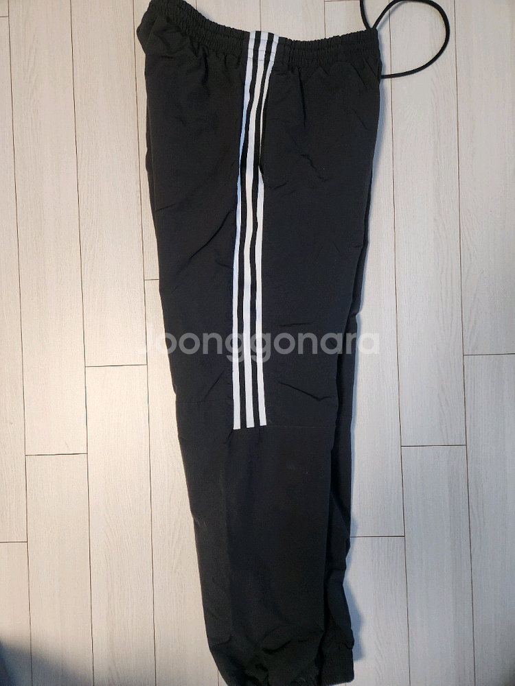 아디다스 우븐 트레이닝 조거 팬츠 사이즈xl사용감 있지만 오염 하자는 없어요^^여러 중고사이트에도 같이 판매하고 있--2