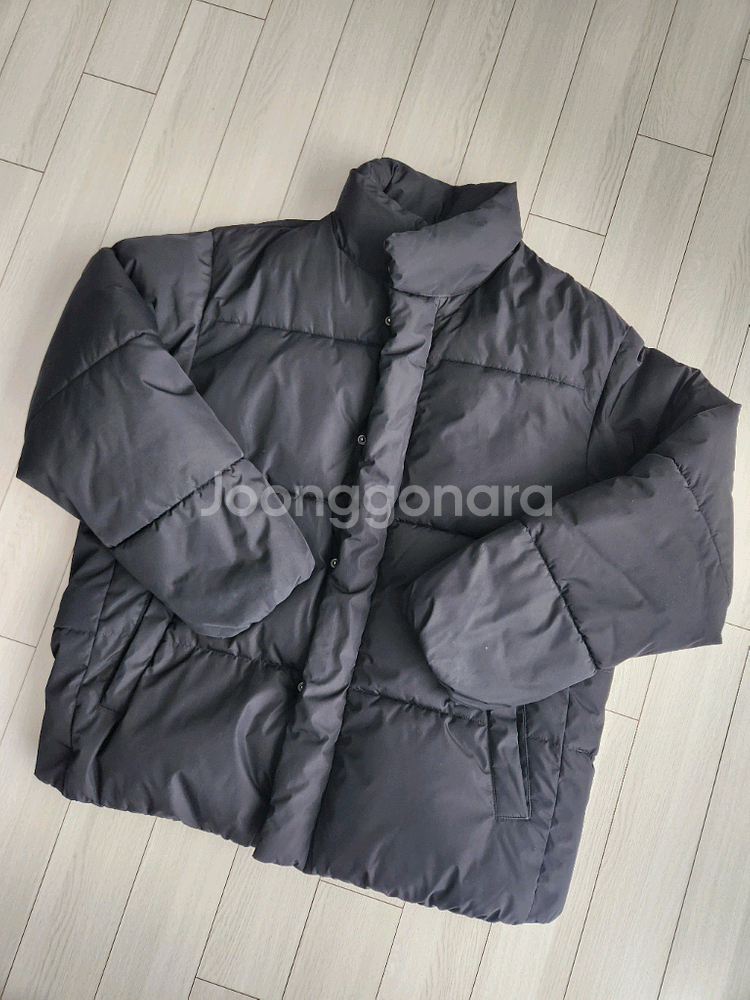 에잇세컨즈 남성 푸퍼 블랙 숏패딩 사이즈100얼핏보면 새거에요^^여러 중고사이트에도 같이 판매하고 있어서 삭제되면--10