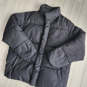 에잇세컨즈 남성 푸퍼 블랙 숏패딩 사이즈100얼핏보면 새거에요^^여러 중고사이트에도 같이 판매하고 있어서 삭제되면