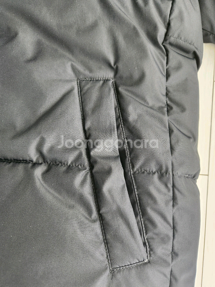 에잇세컨즈 남성 푸퍼 블랙 숏패딩 사이즈100얼핏보면 새거에요^^여러 중고사이트에도 같이 판매하고 있어서 삭제되면--3