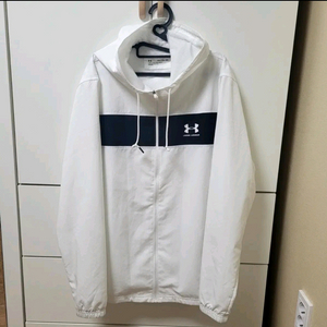 언더아머 바람막이