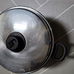 휘슬러 스텐 곰솥 냄비입니다뚜껑 손잡이 깨진곳 있어요.그외 상태 양호 해요가로 28cm높이 뚜껑 포함 26cm 이미지