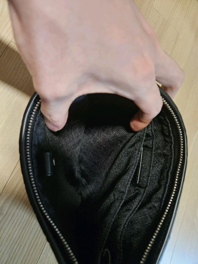 보테가베테나 남자 클러치백 가방 팝니다 상태 최상급 이미지