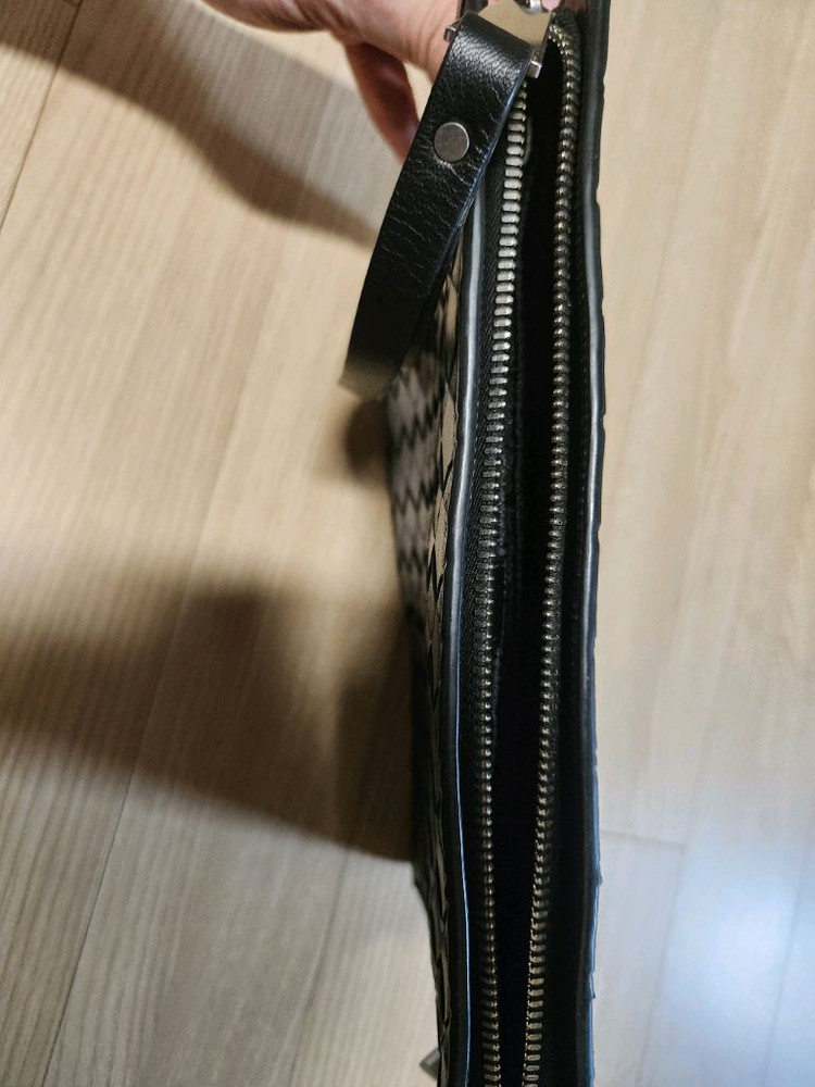 보테가베테나 남자 클러치백 가방 팝니다 상태 최상급 이미지