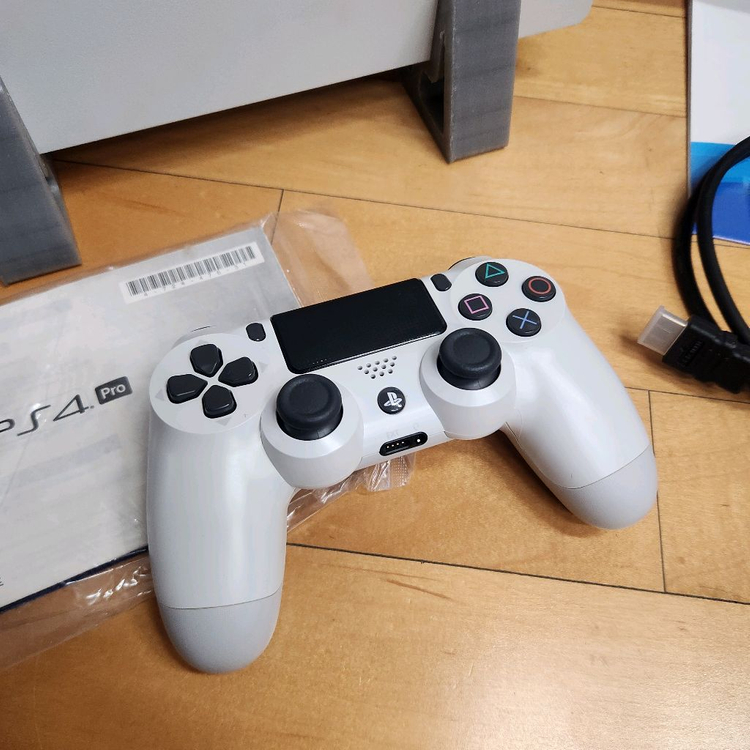 PS4 PRO 1TB 화이트 판매합니다--2