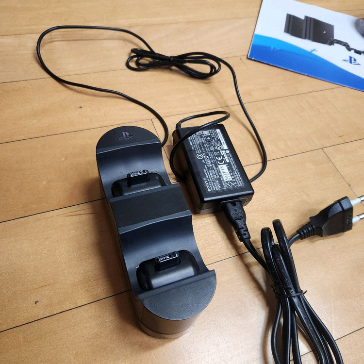 PS4 PRO 1TB 화이트 판매합니다--4