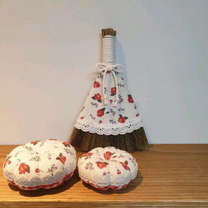풍수인테리어소품) 핸드메이드_미니 복 빗자루, 호박핀쿠션(동백꽃)