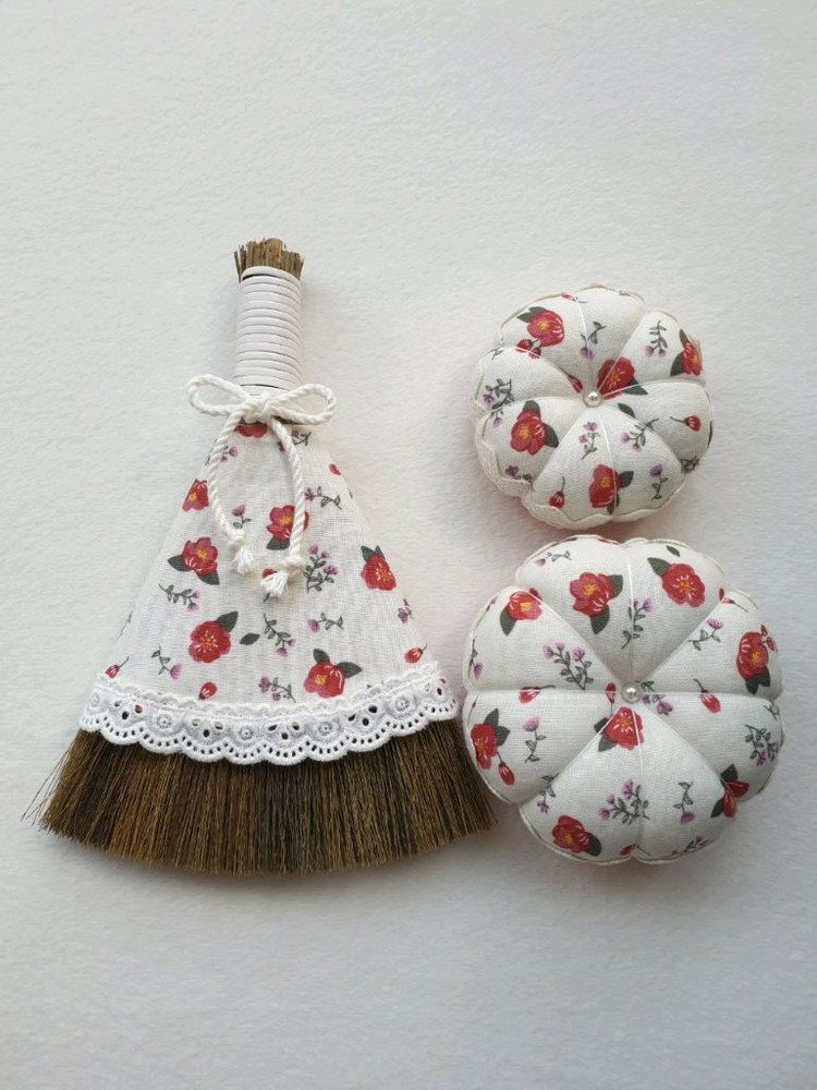 풍수인테리어소품) 핸드메이드_미니 복 빗자루, 호박핀쿠션(동백꽃)--1