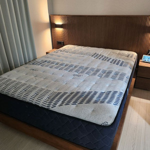 룸에이 월넛 원목 호텔형 침대프레임 퀸사이즈