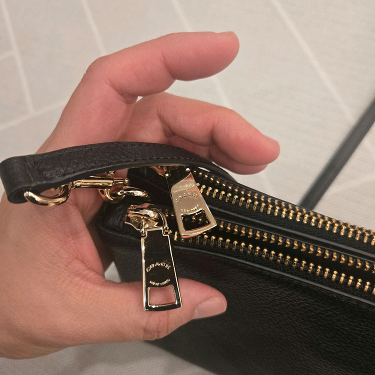 코치 크로스백 이미지