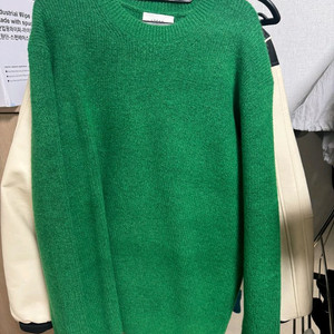 그린 니트 스웨터