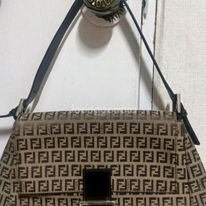 FF 로고 패턴 숄더백