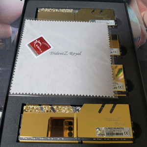 G.Skill DDR4 CL14 Trident Z Royal 골드패키지 64GB(16*4) 이미지