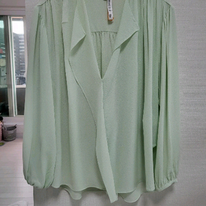 민트그린 블라우스