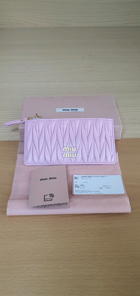 미우미우 마틀라세 카드지갑/지갑 정품A급(보증서O)구찌프라다루이비통디올고야드샤넬셀린느보테가생로랑발렌시아가버버리가방--0