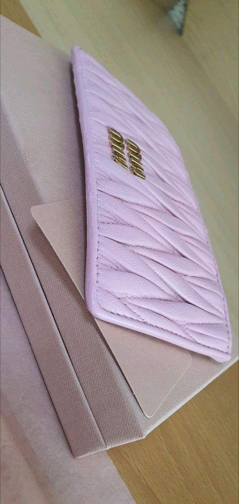 미우미우 마틀라세 카드지갑/지갑 정품A급(보증서O)구찌프라다루이비통디올고야드샤넬셀린느보테가생로랑발렌시아가버버리가방--6