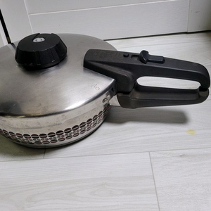 휘슬러 2.5리터 압력밥솥입니다.