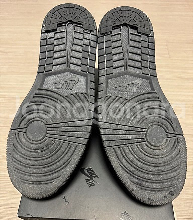 트래비스 스캇 X 에어 조던 1 로우 OG 블랙팬텀--1