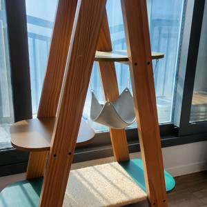 원목 캣타워와 스크레쳐 놀이장난감 이미지