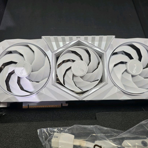 갤럭시 rtx 5080 호프 화이트 팝니다 *필독