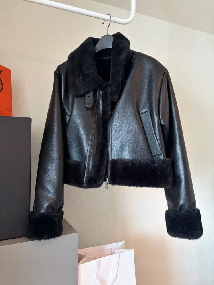 보헤미안서울 하이넥 숏 무스탕 블랙 이미지